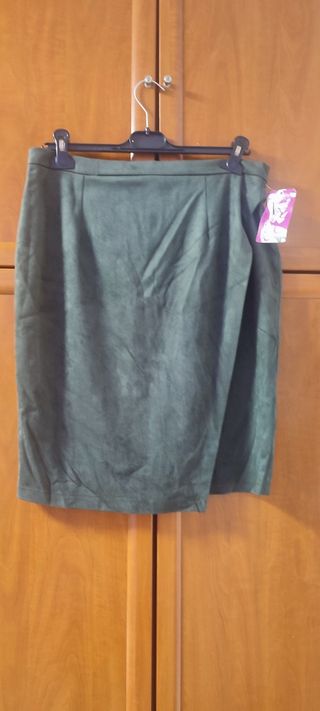 Conjunto chaqueta larga y falda antelina 