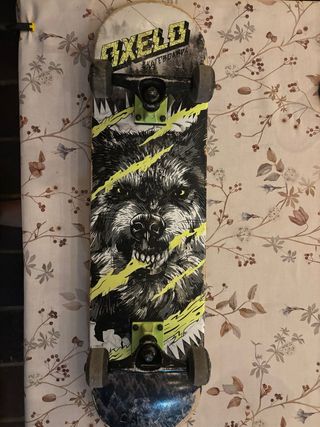 Monopatín Oxelo con diseño de lobo
