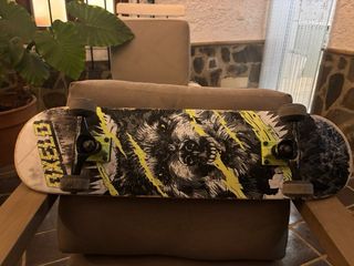 Monopatín Oxelo con diseño de lobo