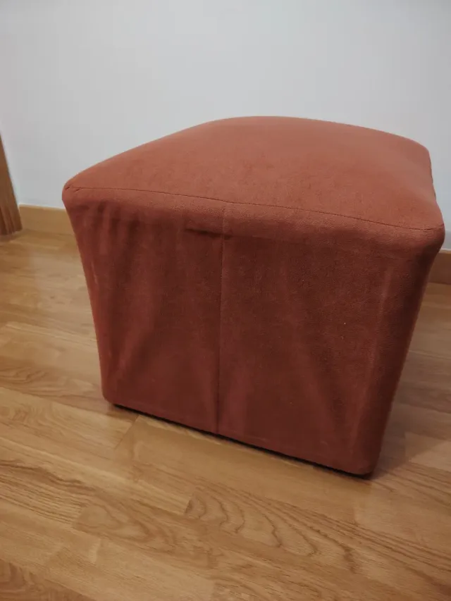 Puf de tela naranja
