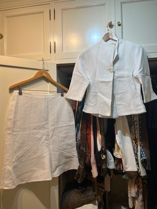 Traje de falda y chaqueta blanco