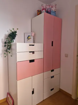 Armario infantil rosa y blanco