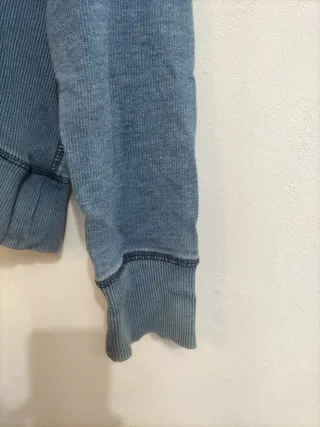 Sudadera azul con estampado