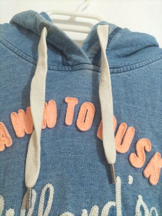 Sudadera azul con estampado