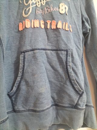 Sudadera azul con estampado