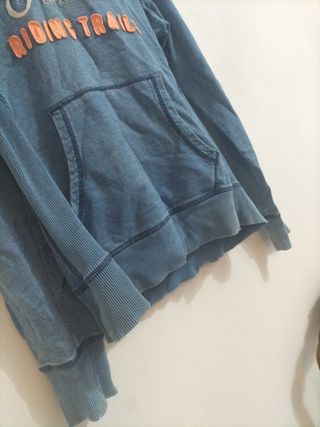 Sudadera azul con estampado
