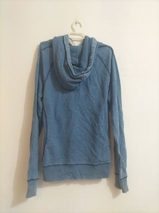 Sudadera azul con estampado