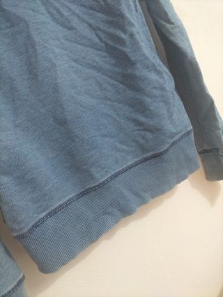 Sudadera azul con estampado