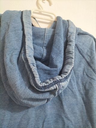 Sudadera azul con estampado