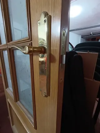 Puerta de madera con cristal