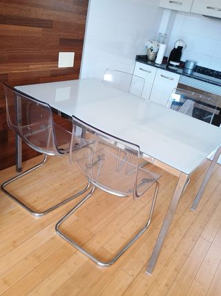 Mesa Comedor Blanca y 4 Sillas Transparentes