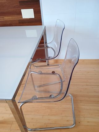 Mesa Comedor Blanca y 4 Sillas Transparentes