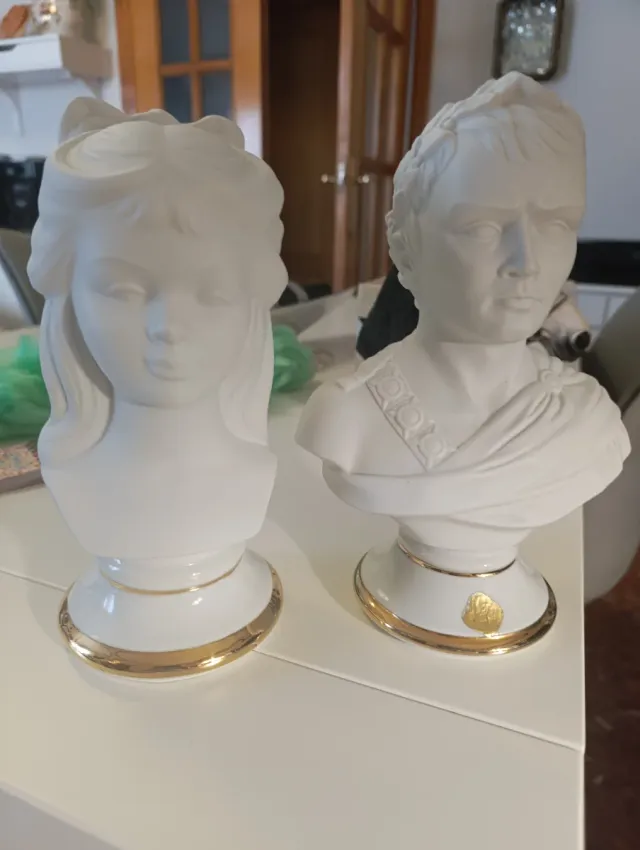 Dos bustos de mármol mate