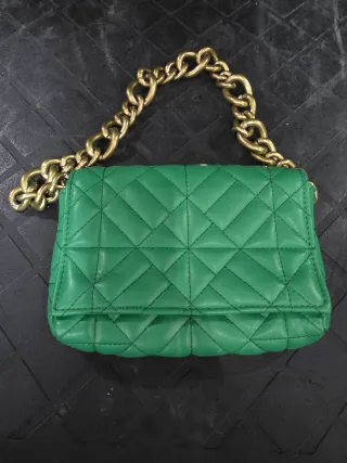 Borsa Zara trapuntata verde con catena dorata