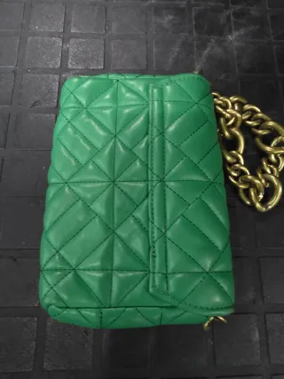 Borsa Zara trapuntata verde con catena dorata