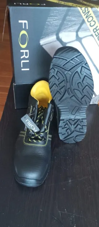 Zapatos de trabajo FORLI negros y amarillos.