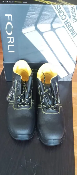 Zapatos de trabajo FORLI negros y amarillos.