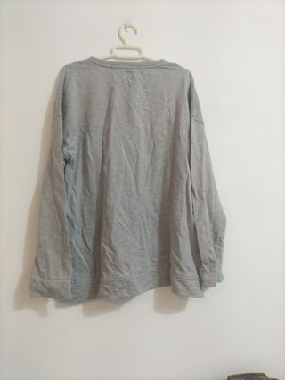 Sudadera gris con estampado de rosas