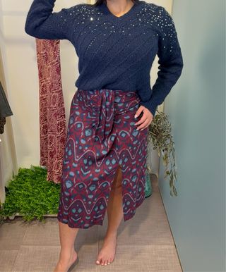 Jersey azul con lentejuelas y falda estampada