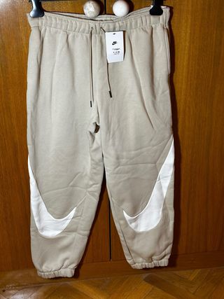 Pantalón Nike Beige con Swoosh Blanco