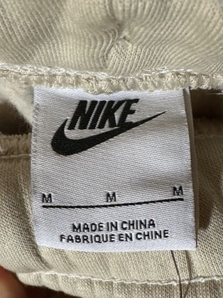 Pantalón Nike Beige con Swoosh Blanco