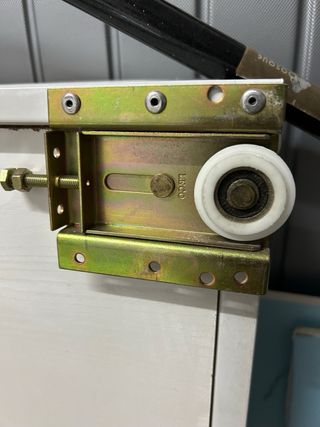 Puertas correderas blancas de armario completas 