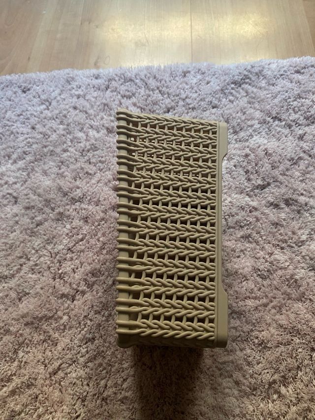 Organizador de escritorio beige con divisiones