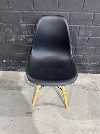 Sillas negras de plástico y madera