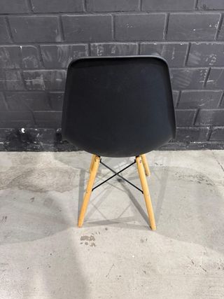 Sillas negras de plástico y madera