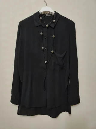 Camisa negra manga larga.por detrás es tela de tul