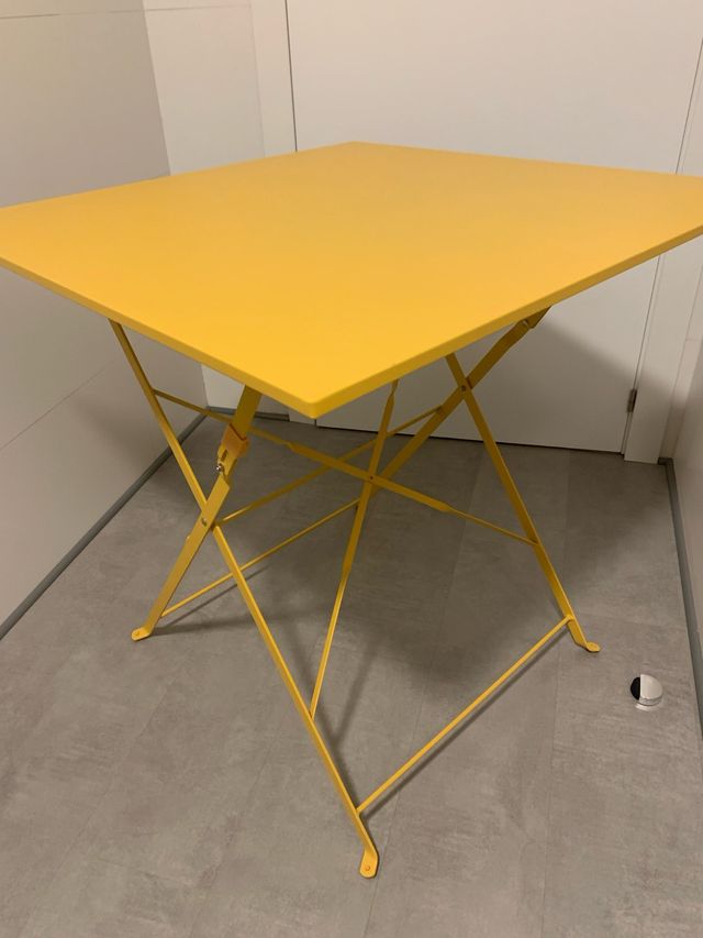Tavolo da esterno pieghevole giallo