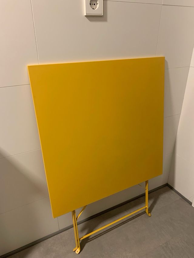 Tavolo da esterno pieghevole giallo