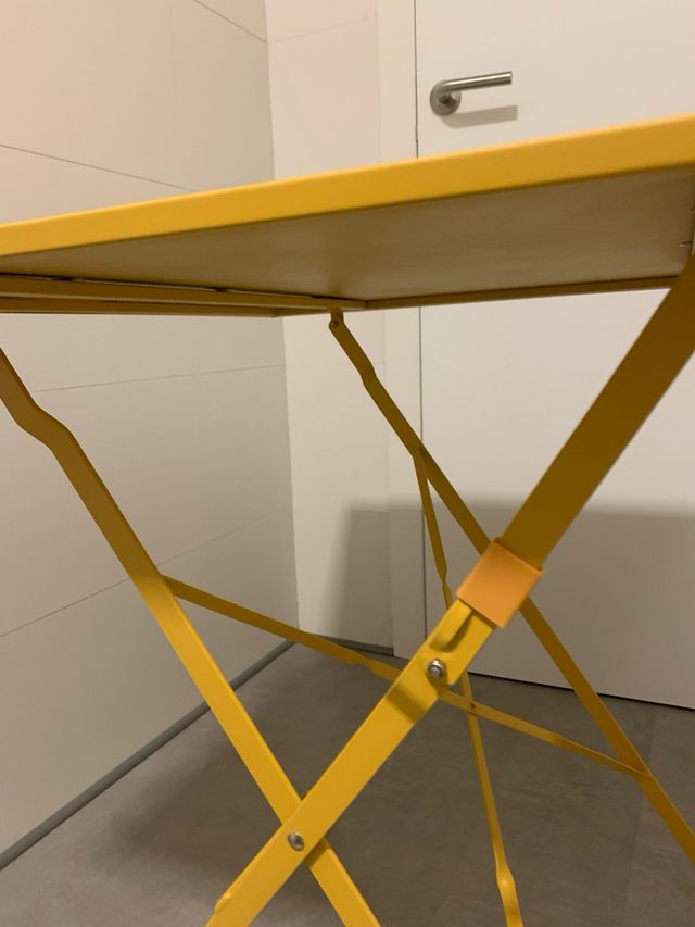 Tavolo da esterno pieghevole giallo