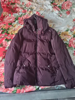 Chaqueta morada con capucha