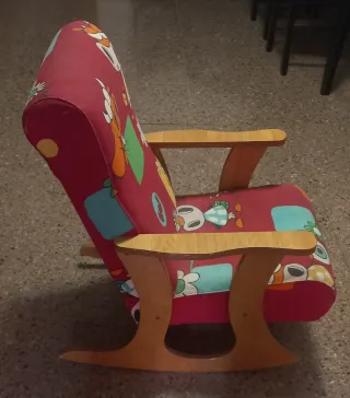 Mecedora infantil con estampado divertido. EN MANO