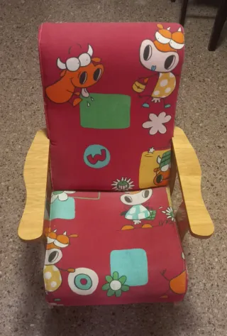 Mecedora infantil con estampado divertido. EN MANO