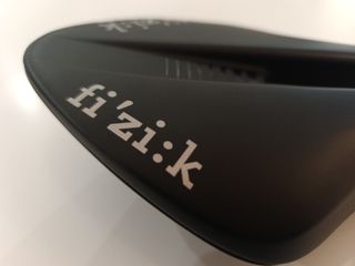Fizik Sillín Transiro SD R1 Negro. Rieles carbono