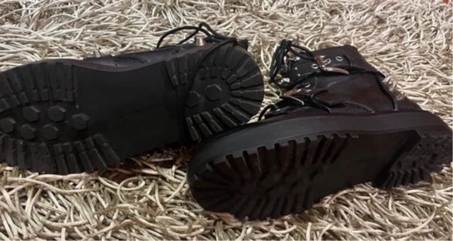 Botines negros con tachuelas y hebillas T.39