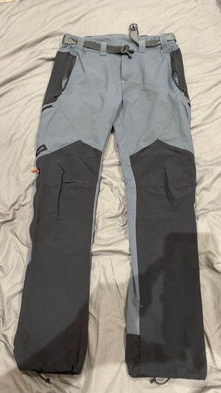 4 pantalones cortaviento Forclaz MT900