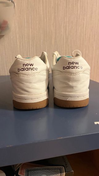Zapatillas New Balance Beige y Blancas
