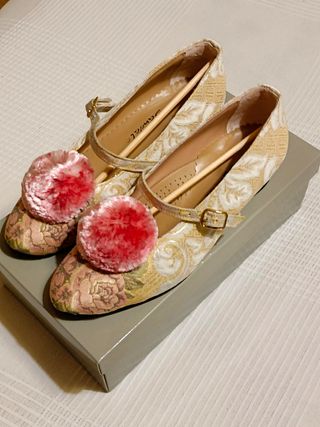 Zapatos de fiesta fallera dorados y rosas