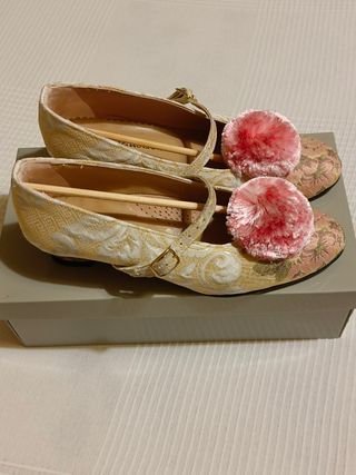 Zapatos de fiesta fallera dorados y rosas