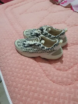 Zapatos Deportivos Blancos y Negros