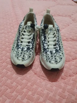 Zapatos Deportivos Blancos y Negros