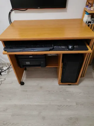 Escritorio de madera con ruedas