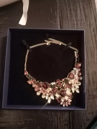 Collana con pietre rosa e viola