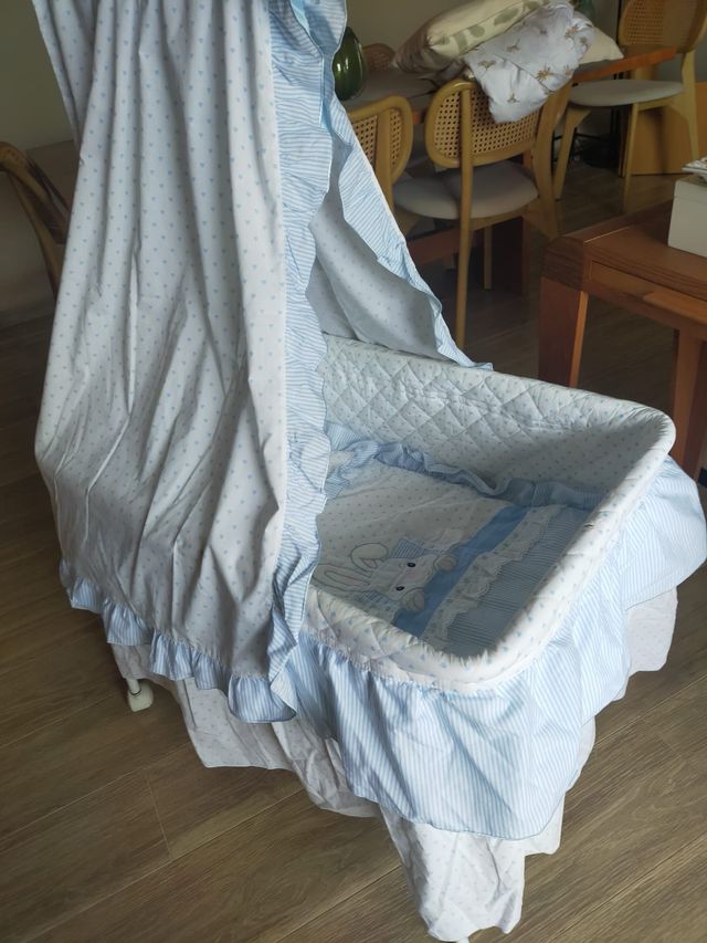 Mini cuna con dosel y estampado de corazones