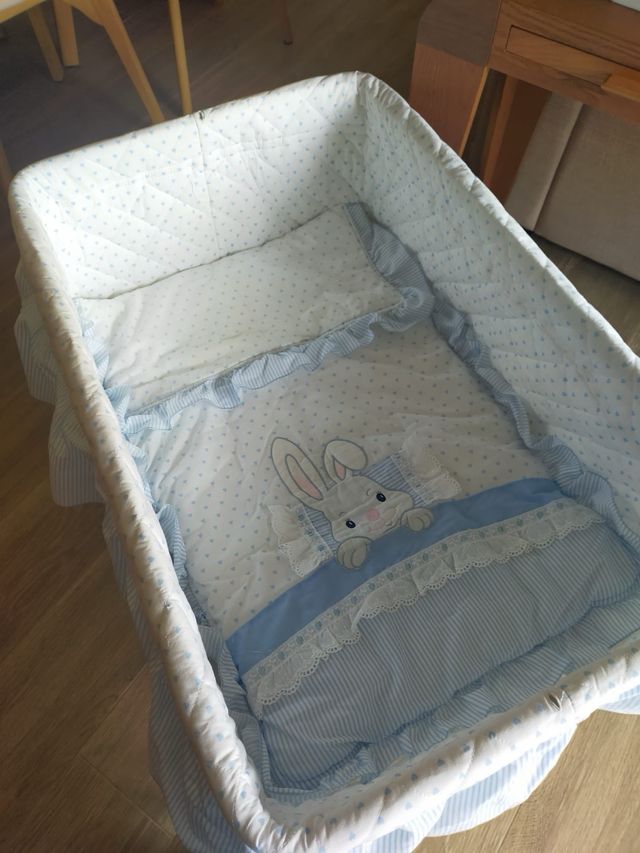 Mini cuna con dosel y estampado de corazones