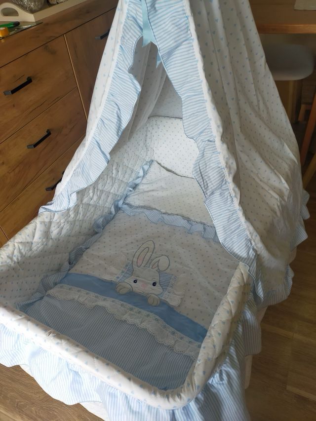 Mini cuna con dosel y estampado de corazones