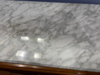 Recibidor de madera con tapa de mármol